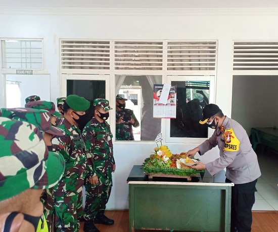 HUT TNI Ke 75, Polres Meranti Beri Kejutan Ke Markas Koramil 02 Tebing Tinggi dan Pos Angkatan Laut 